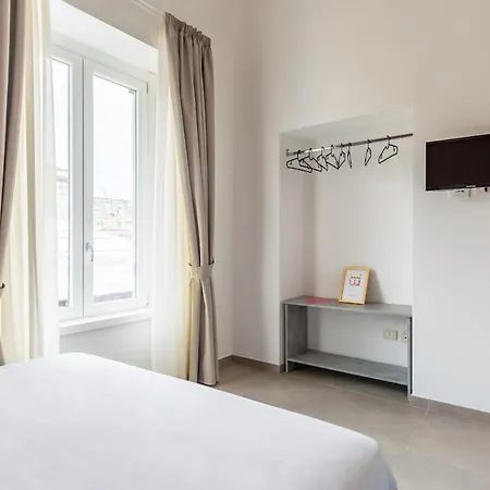 Maria's Bright Flats At The Cathedral نابولي