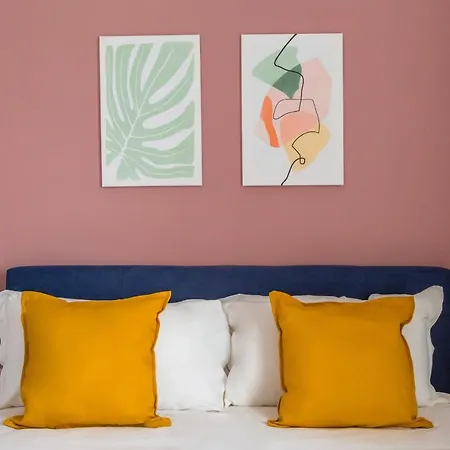 Maria's Bright Flats At The Cathedral نابولي