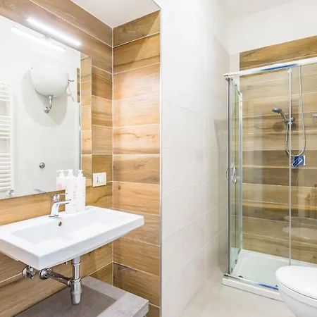 Maria's Bright Flats At The Cathedral * نابولي