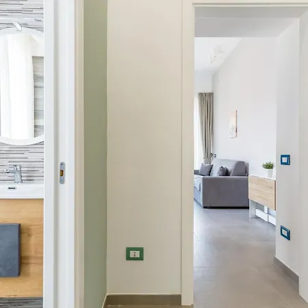 Maria's Bright Flats At The Cathedral * نابولي